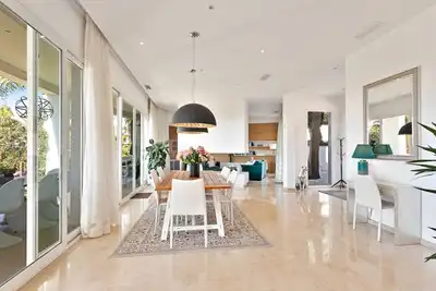Menjador de Casa o xalet en venda en Marbella amb Aire condicionat, Calefacció i Jardí privat