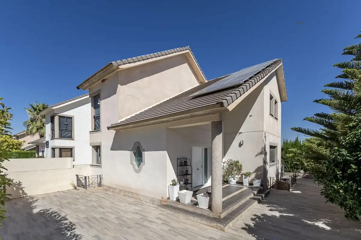 Vista exterior de Casa o xalet en venda en Dílar amb Aire condicionat, Calefacció i Jardí privat