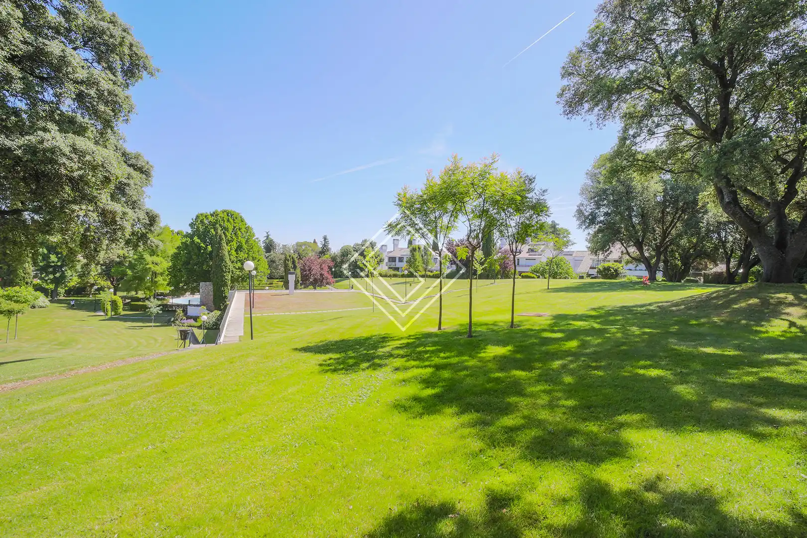 Garten von Einfamilien-Reihenhaus zum Verkauf in La Moraleja mit Klimaanlage, Heizung und Privatgarten