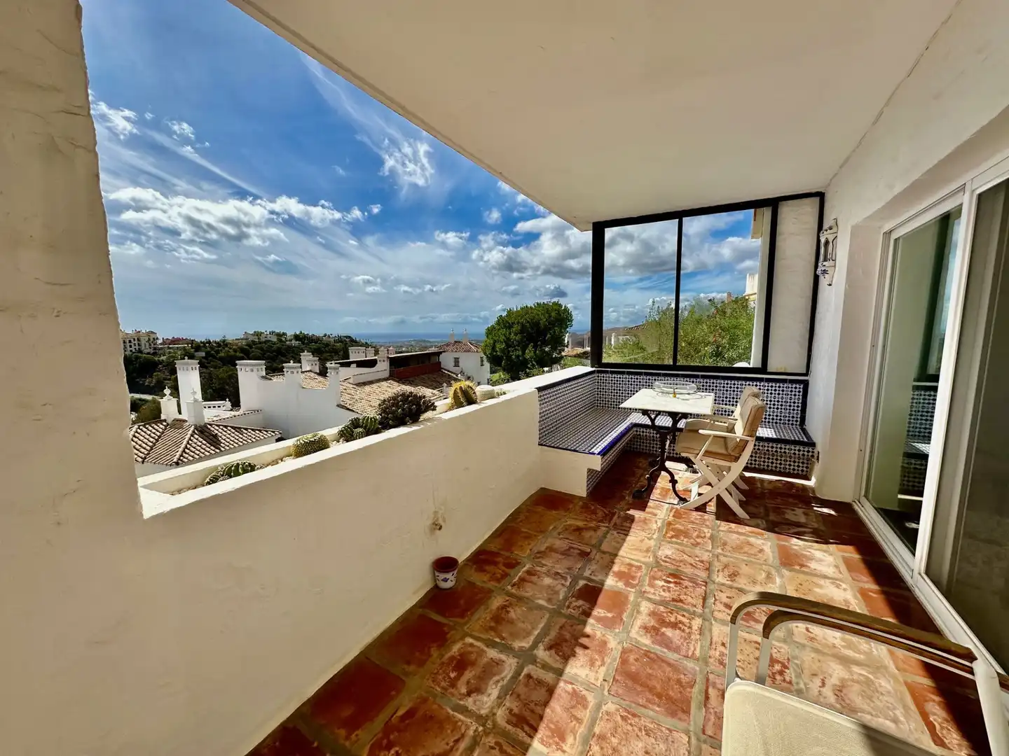 Außenansicht von Wohnungen zur Miete in Benahavís mit Klimaanlage, Terrasse und Abstellraum