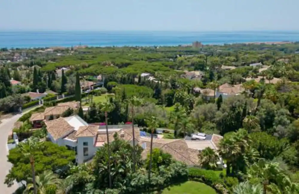 Vista exterior de Casa o xalet de lloguer en Marbella amb Aire condicionat, Jardí privat i Terrassa