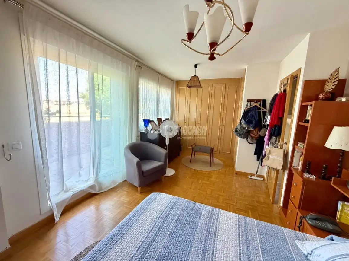 Dormitori de Casa adosada en venda en Daganzo de Arriba amb Aire condicionat, Parquet i Piscina