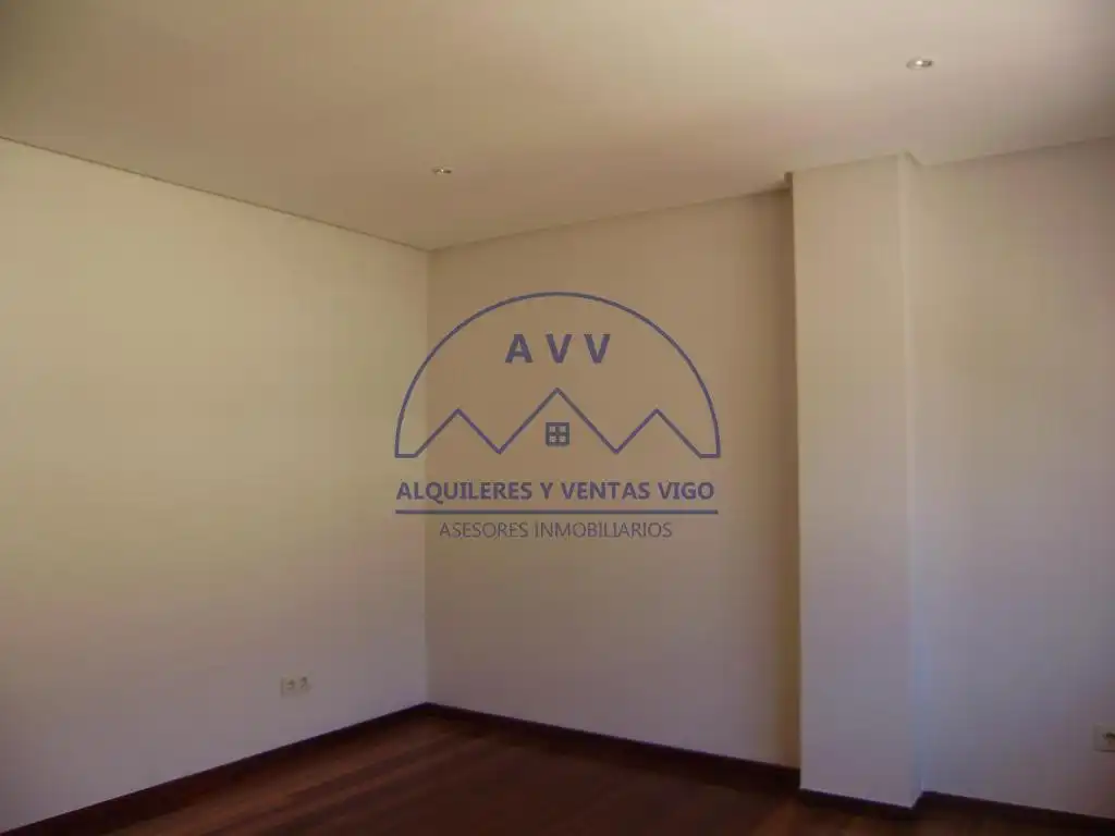 Sala de estar de Piso de alquiler en Vigo  con Parquet