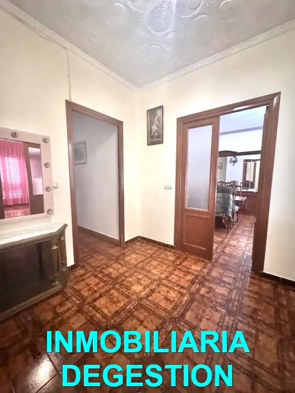 Wohnung zum Verkauf in Linares mit Klimaanlage, Heizung und Terrasse
