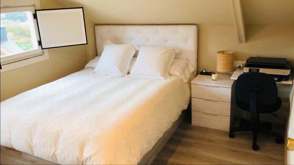 Habitación de Ático en venta en Cambre  con Calefacción, Trastero y Amueblado