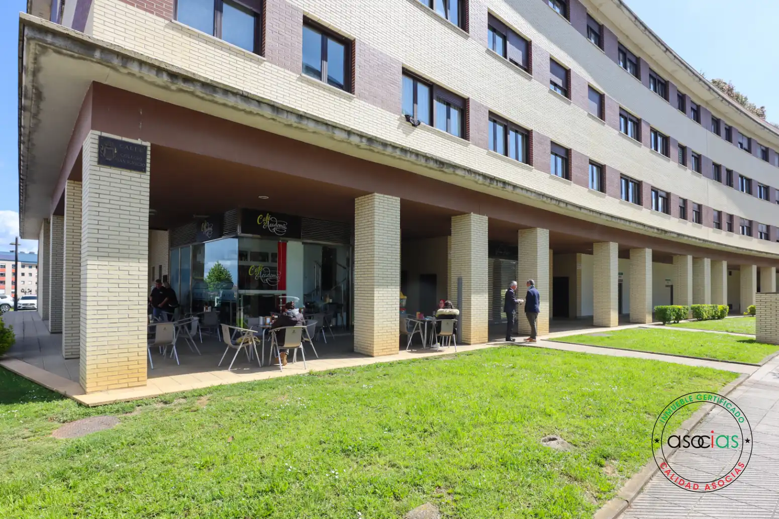 Vista exterior de Local en venta en Oviedo 