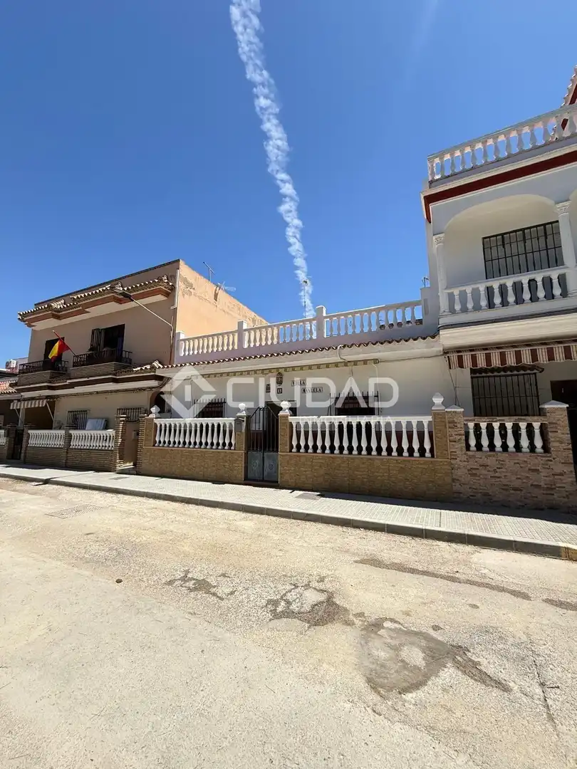 Vista exterior de Casa o xalet en venda en Chipiona amb Aire condicionat
