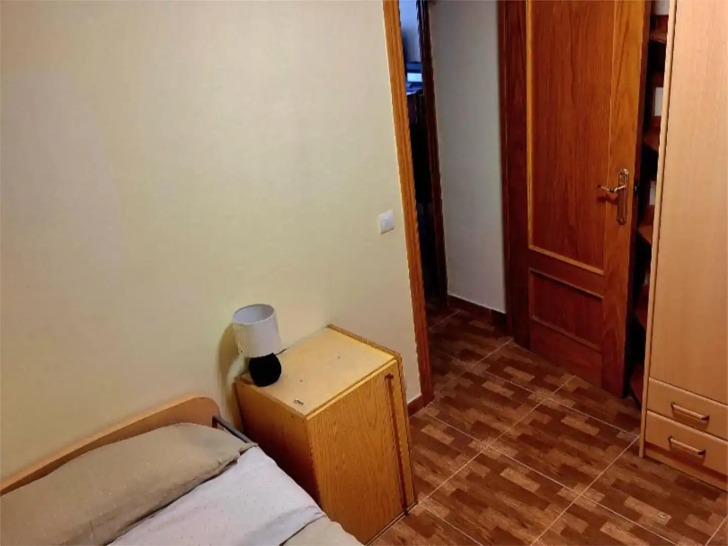 Bedroom of Flat for share in Cornellà de Llobregat  with Air Conditioner, Furnished and Balcony