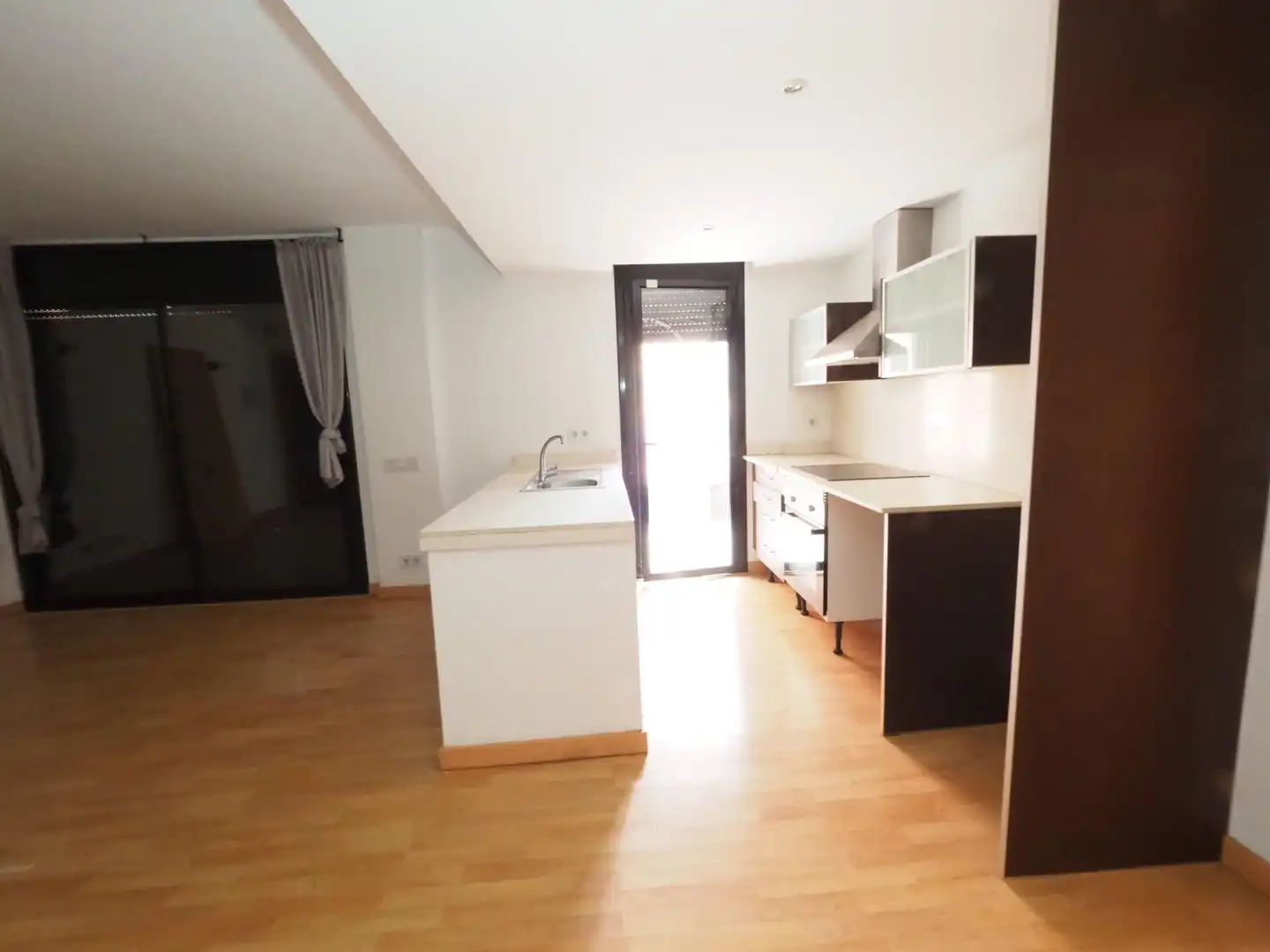 Cuina de Pis en venda en Barcelona amb Parquet, Terrassa i Piscina comunitària