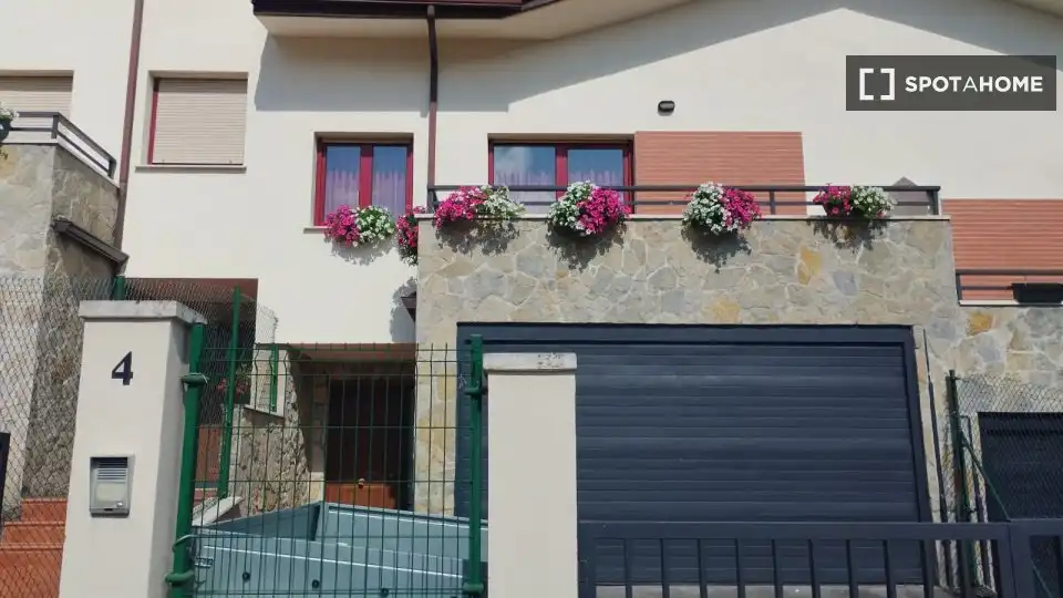 Vista exterior de Apartamento para compartir en Areatza con Aire acondicionado, Calefacción y Terraza