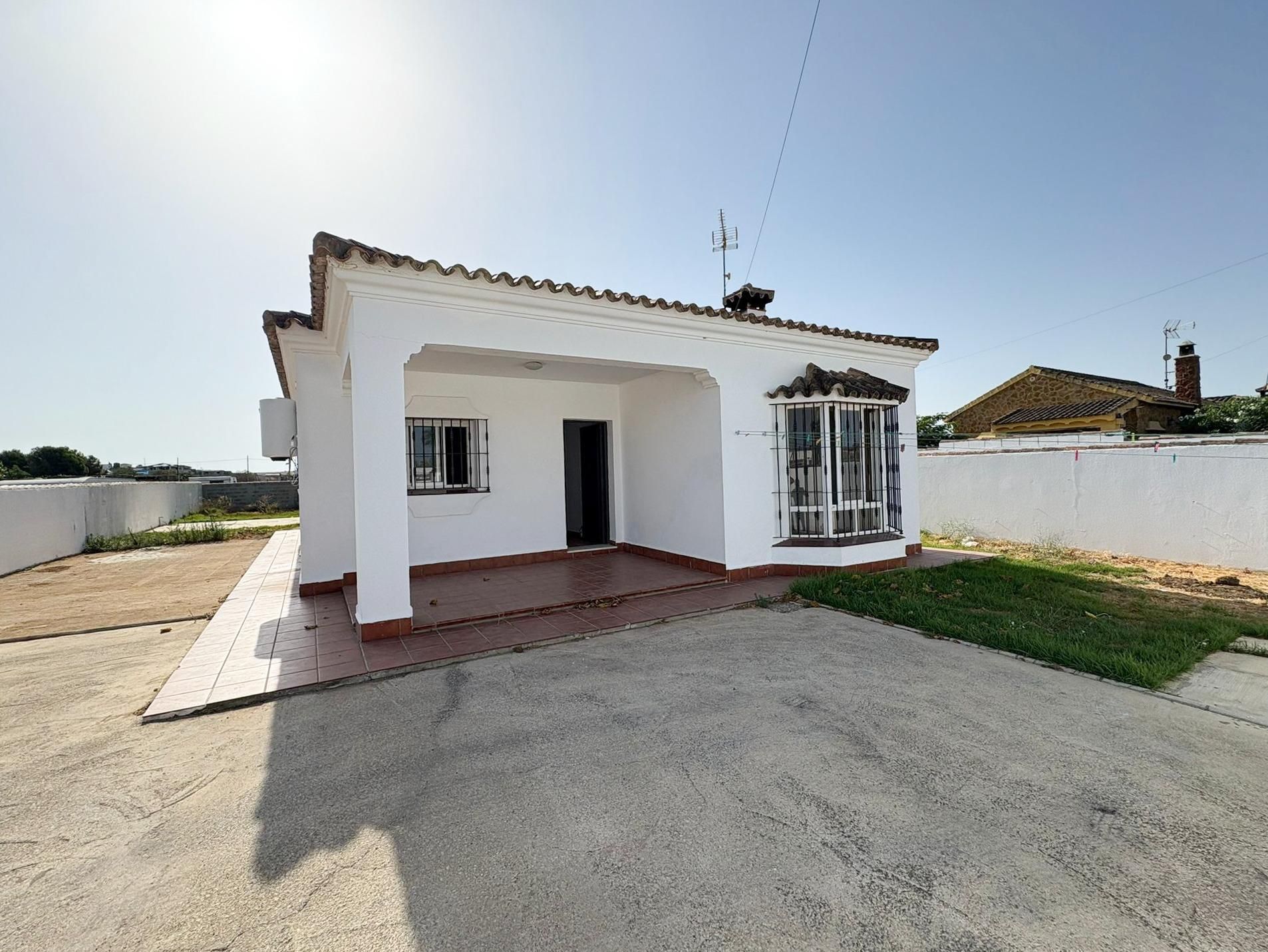 Vista exterior de Casa o xalet en venda en Chiclana de la Frontera amb Jardí privat i Terrassa