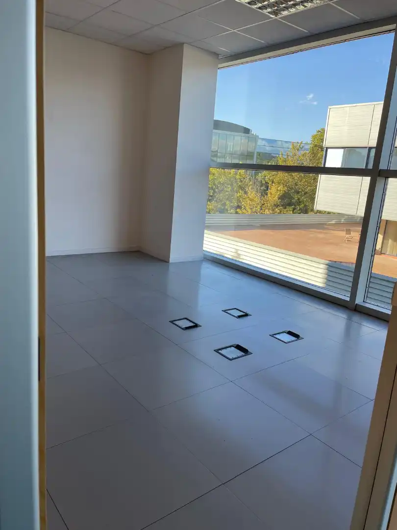Büro zur Miete in Sant Cugat del Vallès mit Klimaanlage, Heizung und Internet