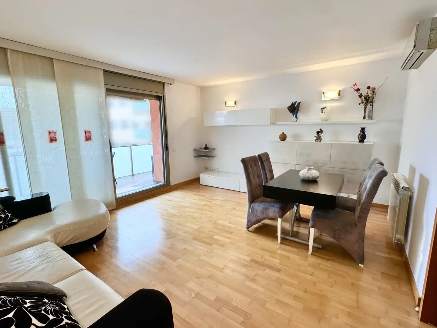 Living room of Flat for rent in Badalona  with Air Conditioner, Heating and Parquet flooring
