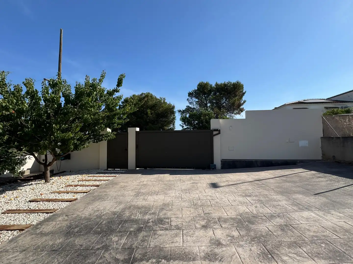 Exterior view of Houses for sale in La Pobla de Vallbona  with Air Conditioner, Private garden and Terrace
