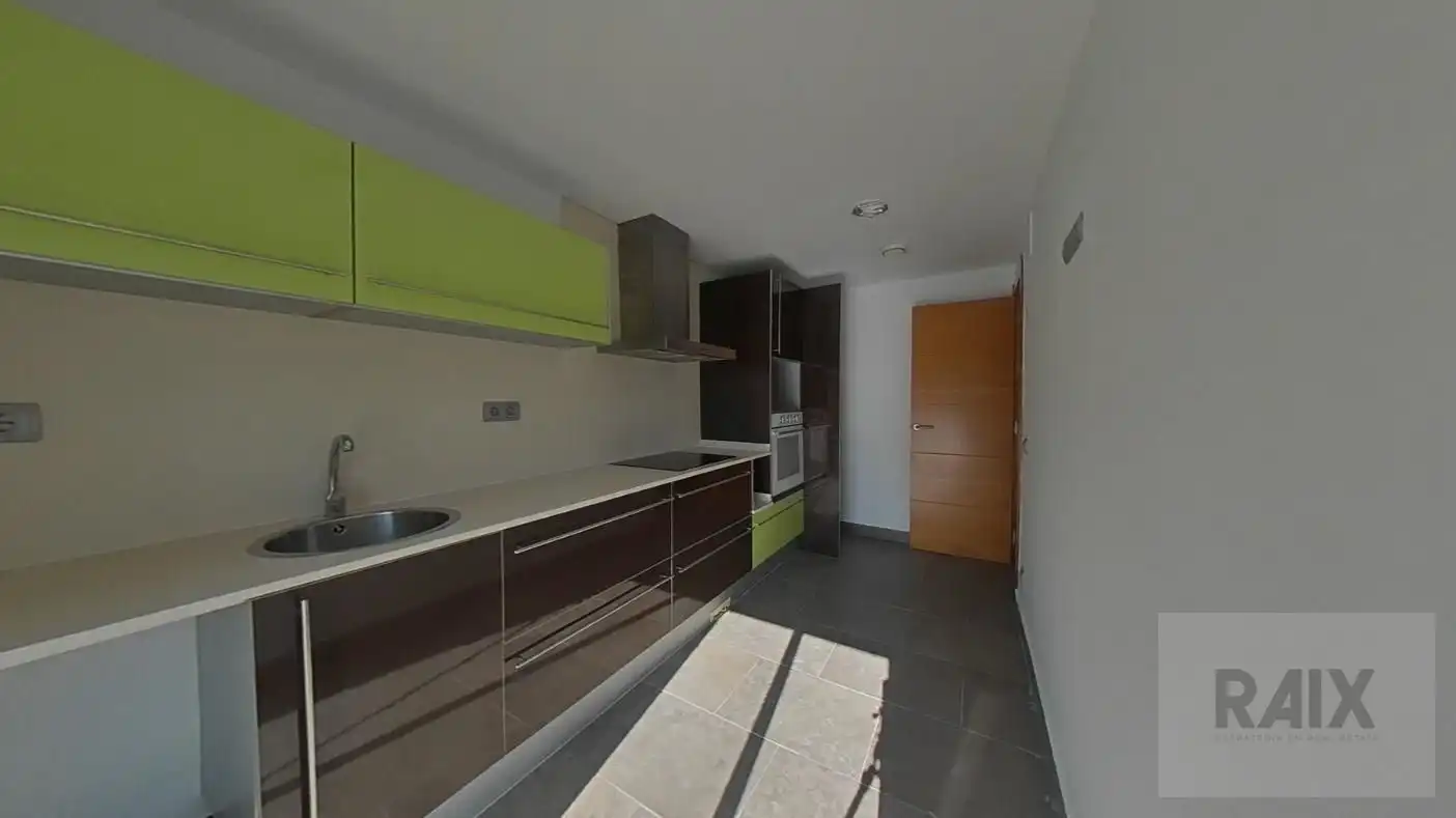 Cuina de Dúplex en venda en L'Hospitalet de Llobregat amb Aire condicionat, Calefacció i Terrassa