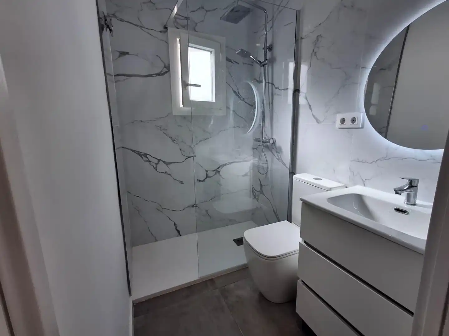 Bathroom of Flat for sale in L'Alcúdia  with Air Conditioner, Heating and Storage room