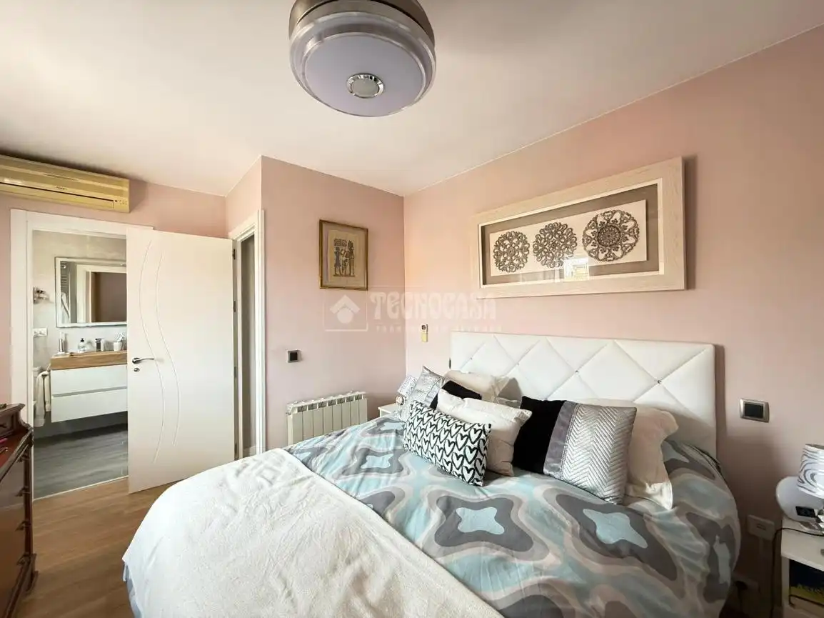 Habitación de Casa adosada en venta en Móstoles con Calefacción y Jardín privado