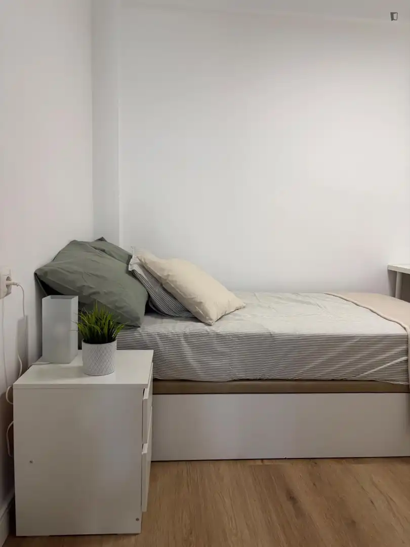 Schlafzimmer von Wohnungen zur Miete in Zaragoza mit Klimaanlage, Möbliert und Ofen