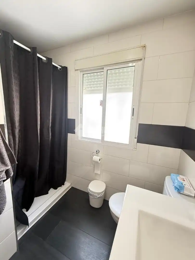 Badezimmer von Wohnung zum Verkauf in Huelva mit Klimaanlage und Heizung