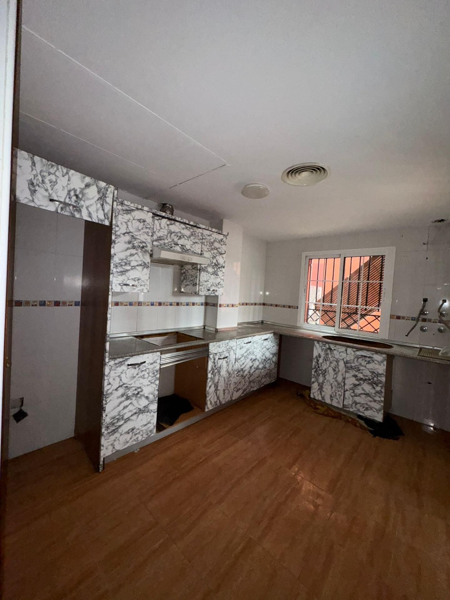 Cuina de Casa adosada en venda en Bollullos de la Mitación amb Jardí privat i Terrassa