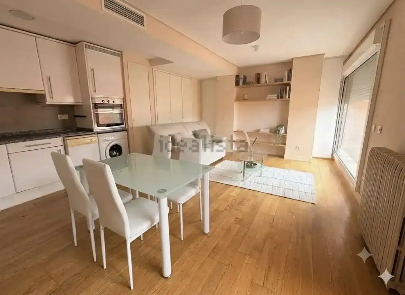 Außenansicht von Wohnung zur Miete in  Madrid Capital mit Klimaanlage und Balkon