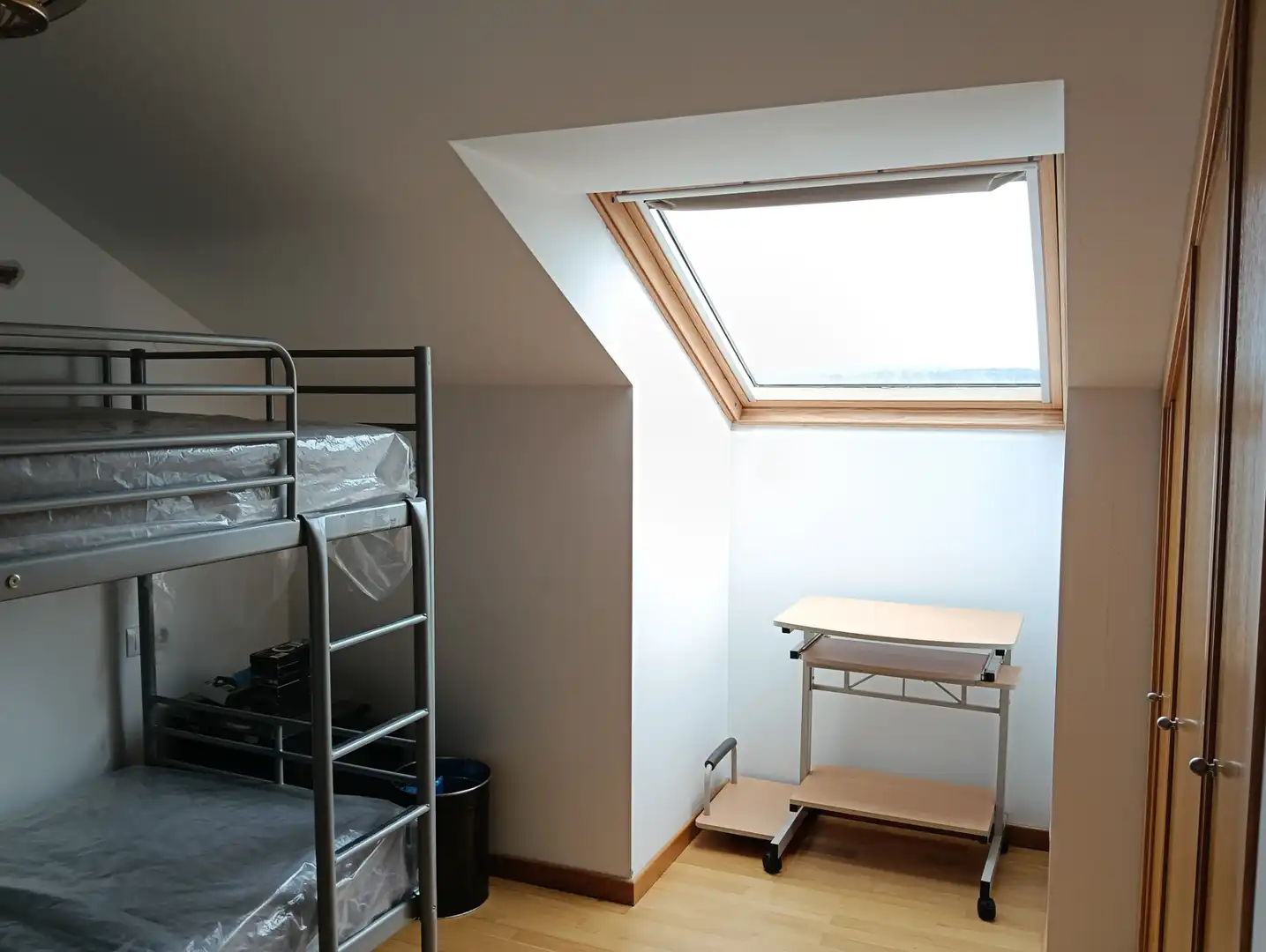 Schlafzimmer von Dachboden zum Verkauf in Oza dos Ríos mit Abstellraum