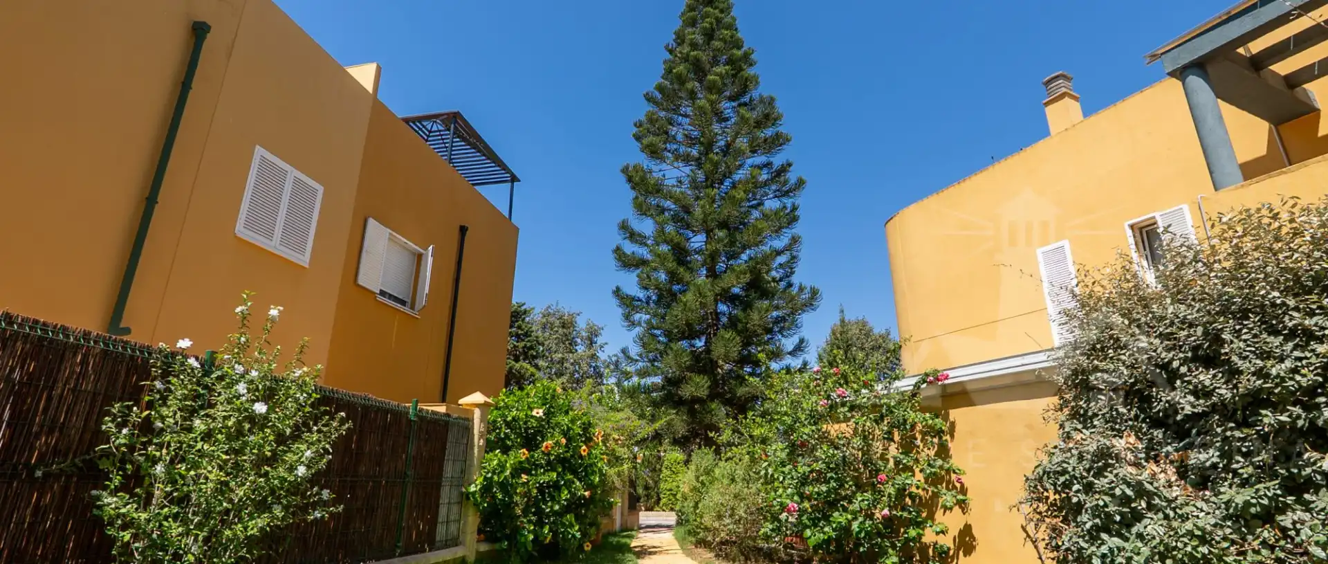Jardín de Casa adosada en venta en Rota con Aire acondicionado, Terraza y Piscina comunitaria