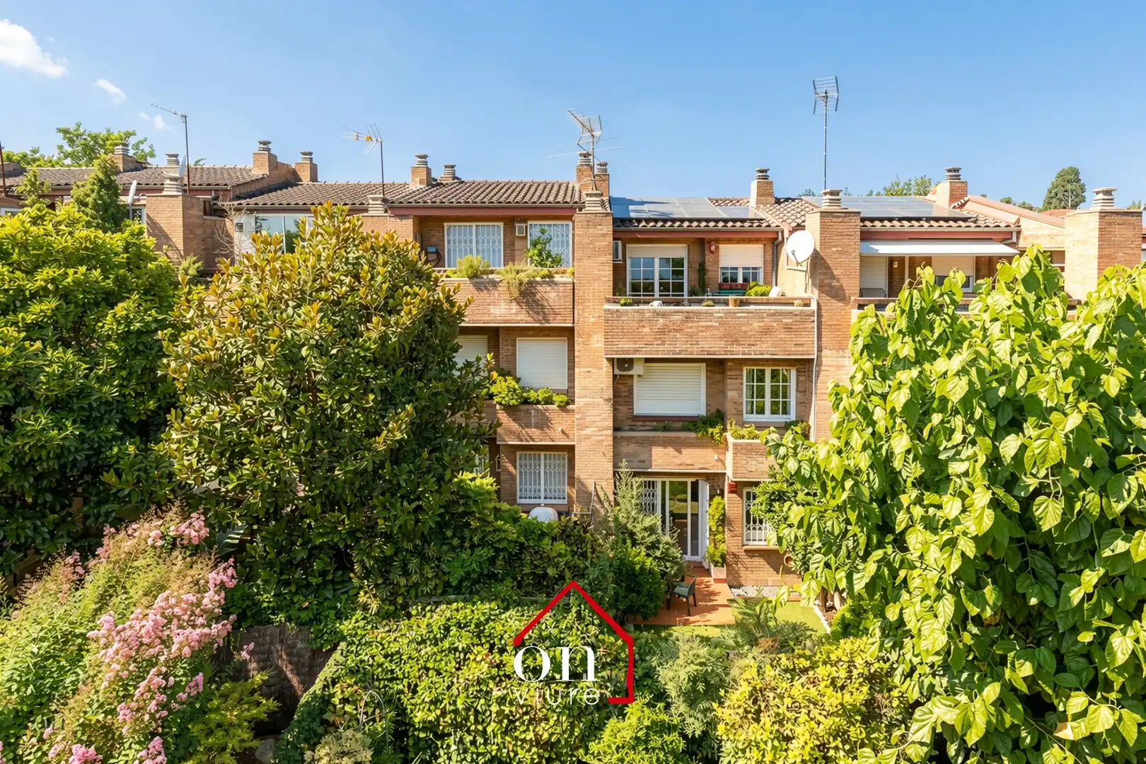 Vista exterior de Casa adosada en venda en Sant Cugat del Vallès amb Calefacció, Jardí privat i Parquet
