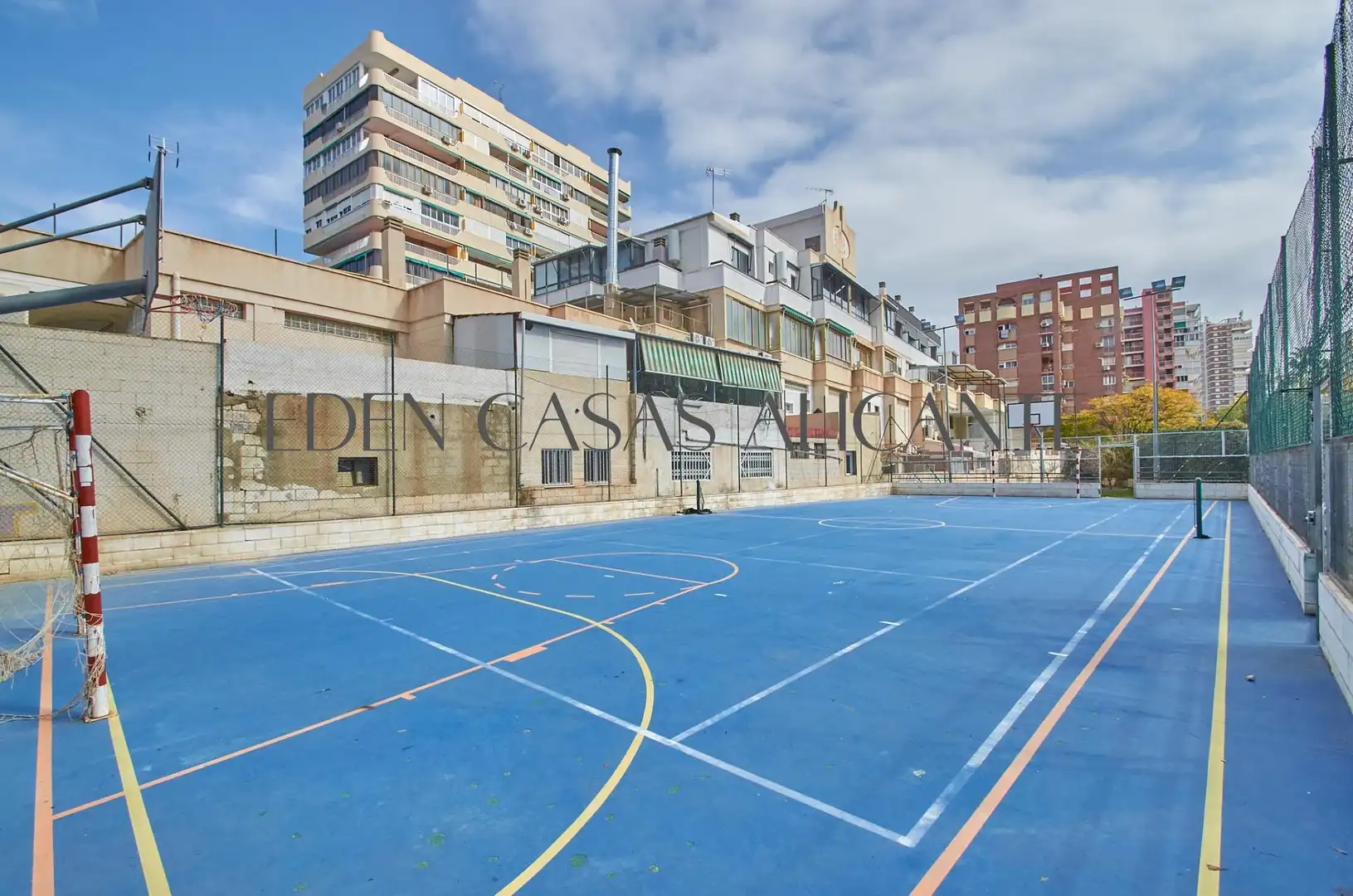Vista exterior de Apartamento en venta en Alicante / Alacant con Terraza, Trastero y Amueblado