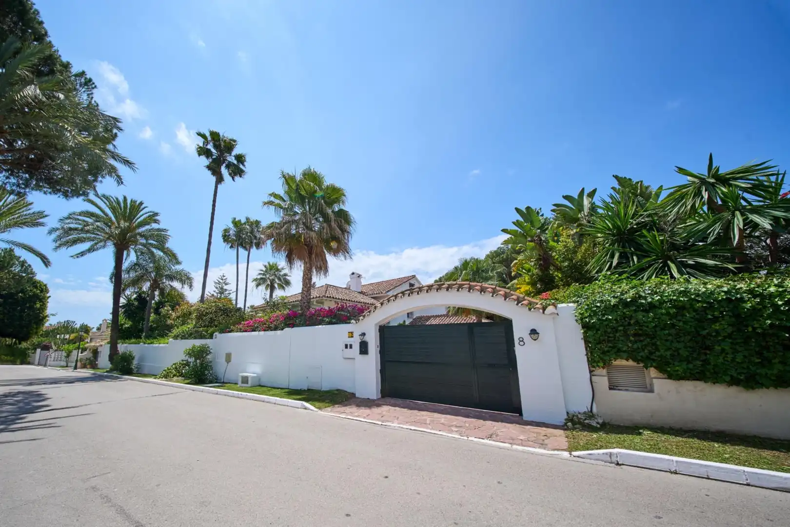Vista exterior de Casa o chalet en venta en Marbella con Aire acondicionado, Calefacción y Jardín privado