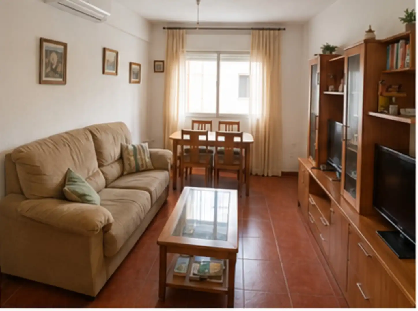 Living room of Flat for sale in Sevilla  with Air Conditioner, Heating and Furnished