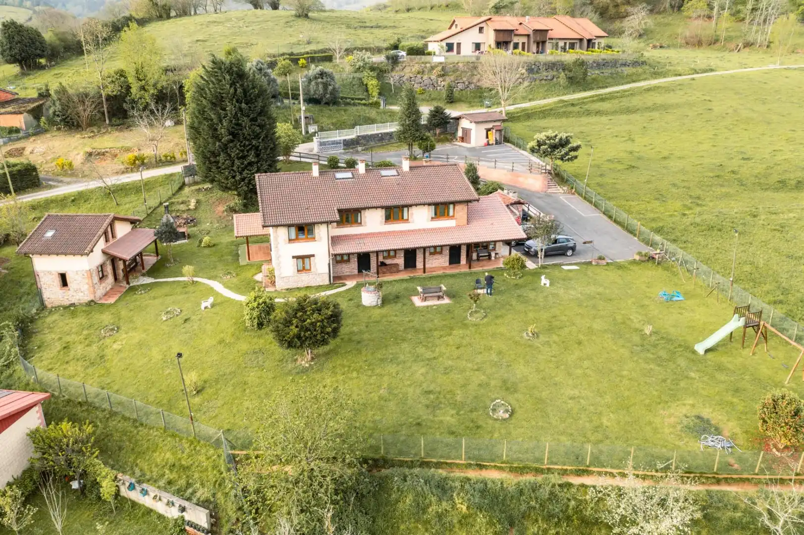 Buildings for sale in Lugar Parres, Parres