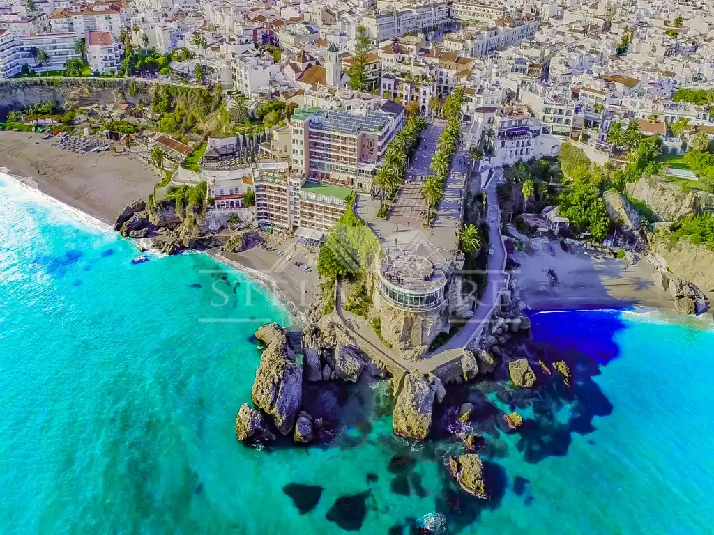 Vista exterior de Apartament en venda en Nerja amb Aire condicionat, Terrassa i Forn