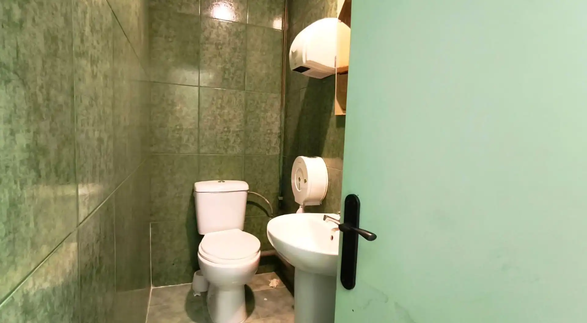 Badezimmer von Geschaftsraum zur Miete in Zaragoza mit Klimaanlage und Möbliert