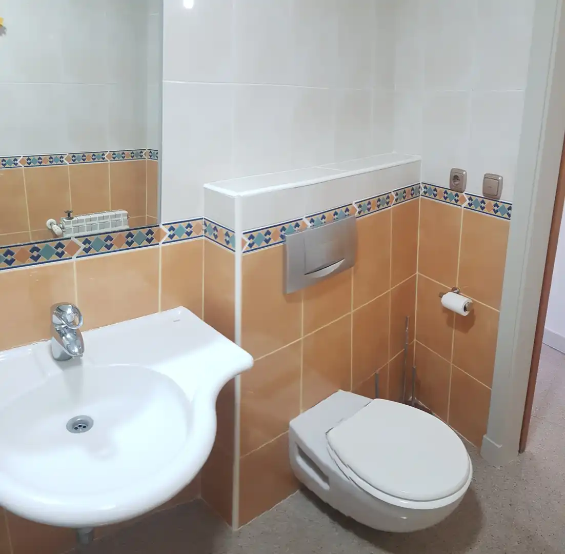 Baño de Apartamento de alquiler en Madrid con Aire acondicionado, Calefacción y Parquet