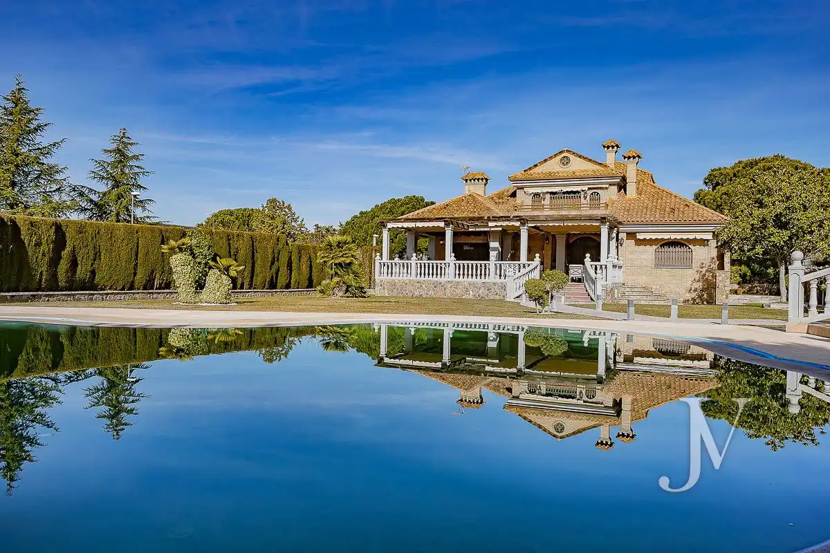 Piscina de Casa o chalet en venta en El Casar con Aire acondicionado, Calefacción y Jardín privado
