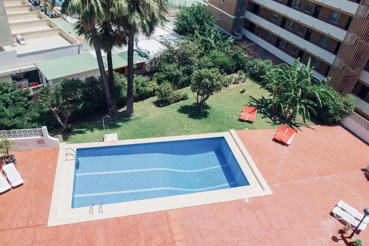 Piscina de Apartamento en venta en Torremolinos con Aire acondicionado, Amueblado y Piscina comunitaria