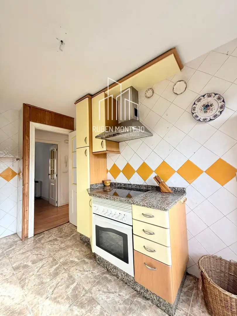 Kitchen of Flat for sale in Salamanca  with Heating, Oven and Washing machine