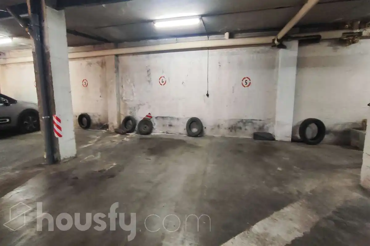 Parking of Flat for rent in Madrid  with Air Conditioner, Heating and Parquet flooring