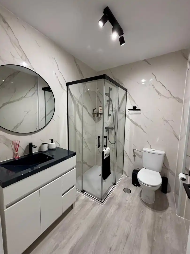 Badezimmer von Dachboden zum Verkauf in Arcos de la Frontera mit Terrasse, Möbliert und Ofen