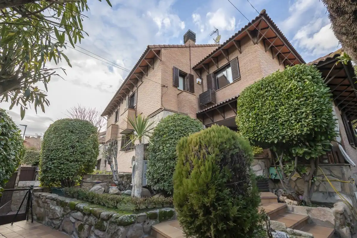 Vista exterior de Casa adosada en venta en Madrid con Aire acondicionado, Calefacción y Jardín privado
