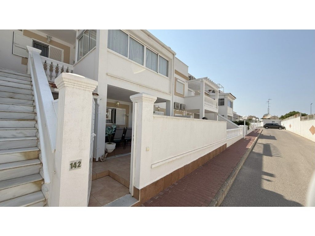 Vista exterior de Apartament en venda en Orihuela amb Aire condicionat, Jardí privat i Moblat