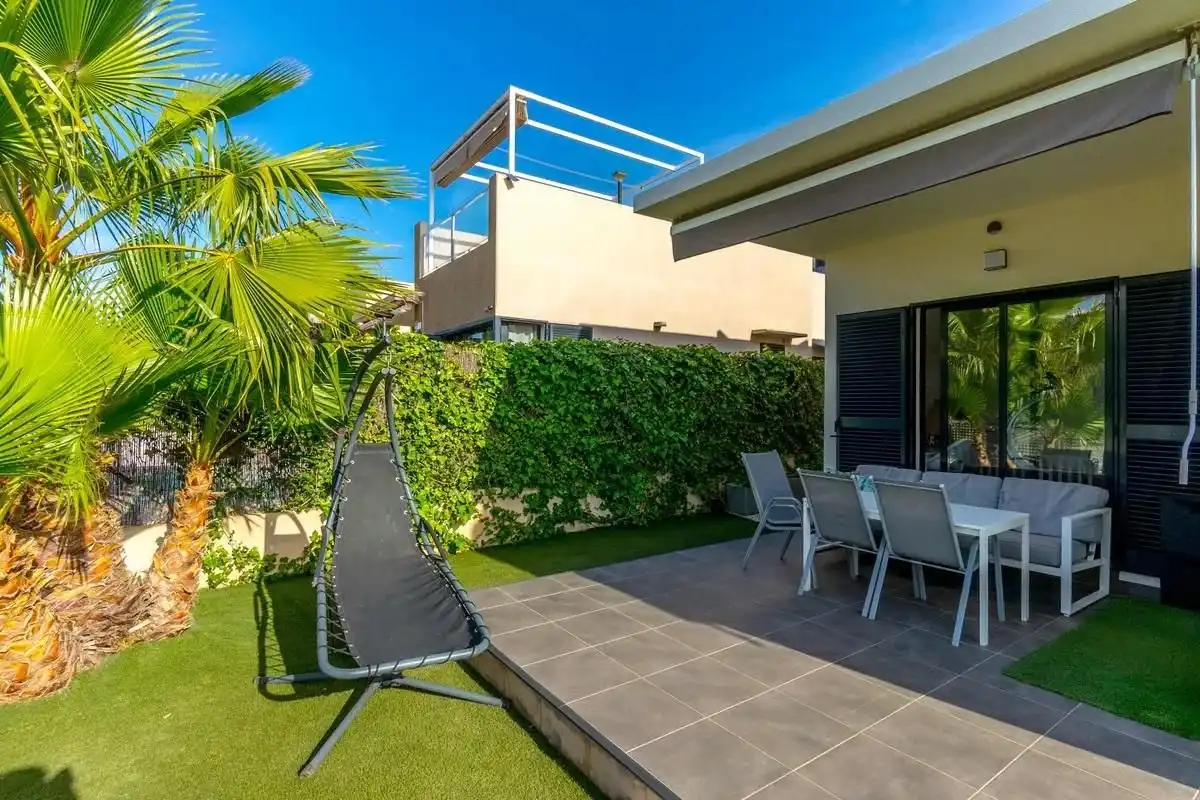 Villa mit Pool zum Verkauf in Calle Rocío