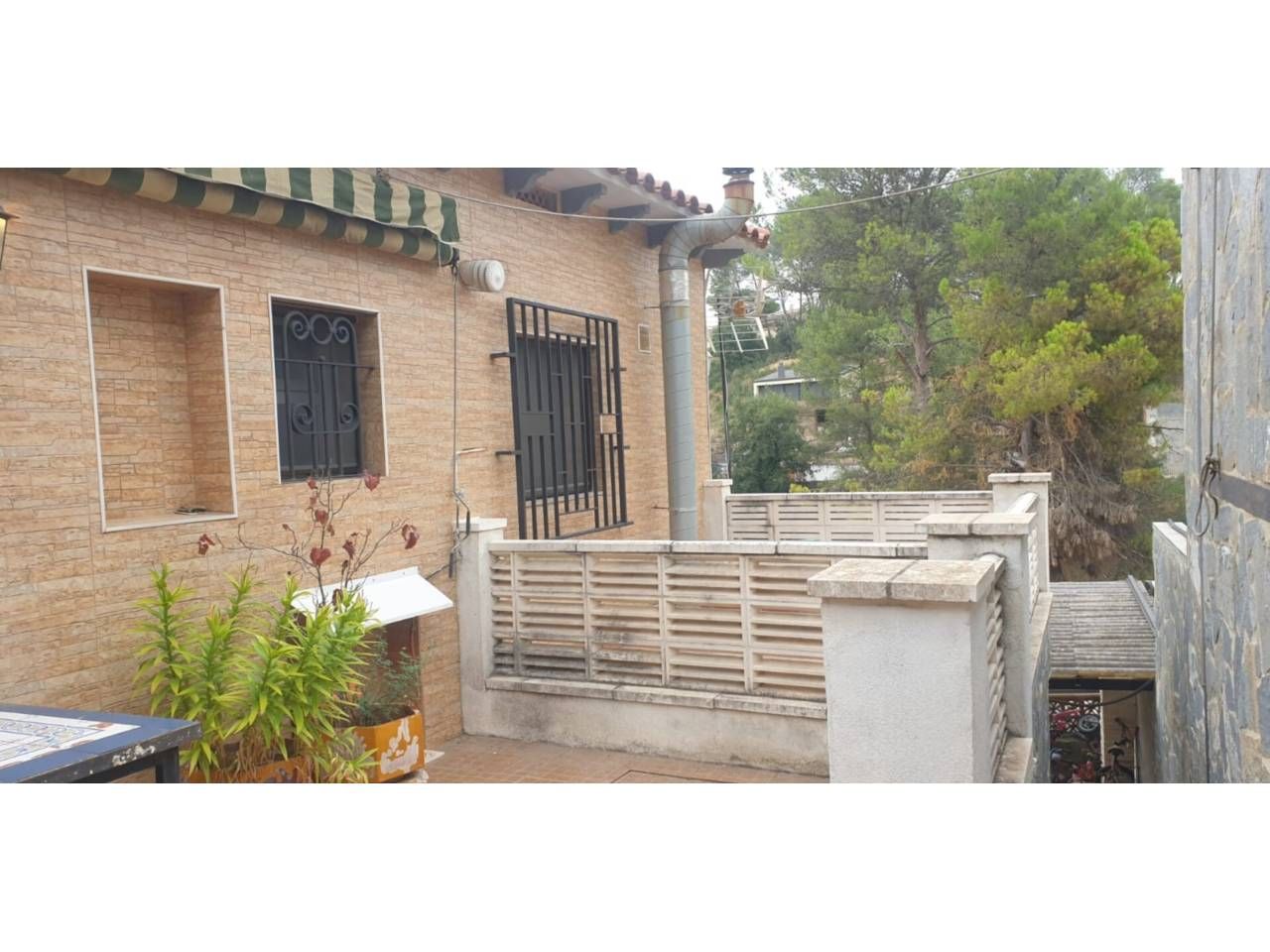 Vista exterior de Casa o xalet en venda en Rubí amb Jardí privat, Terrassa i Piscina
