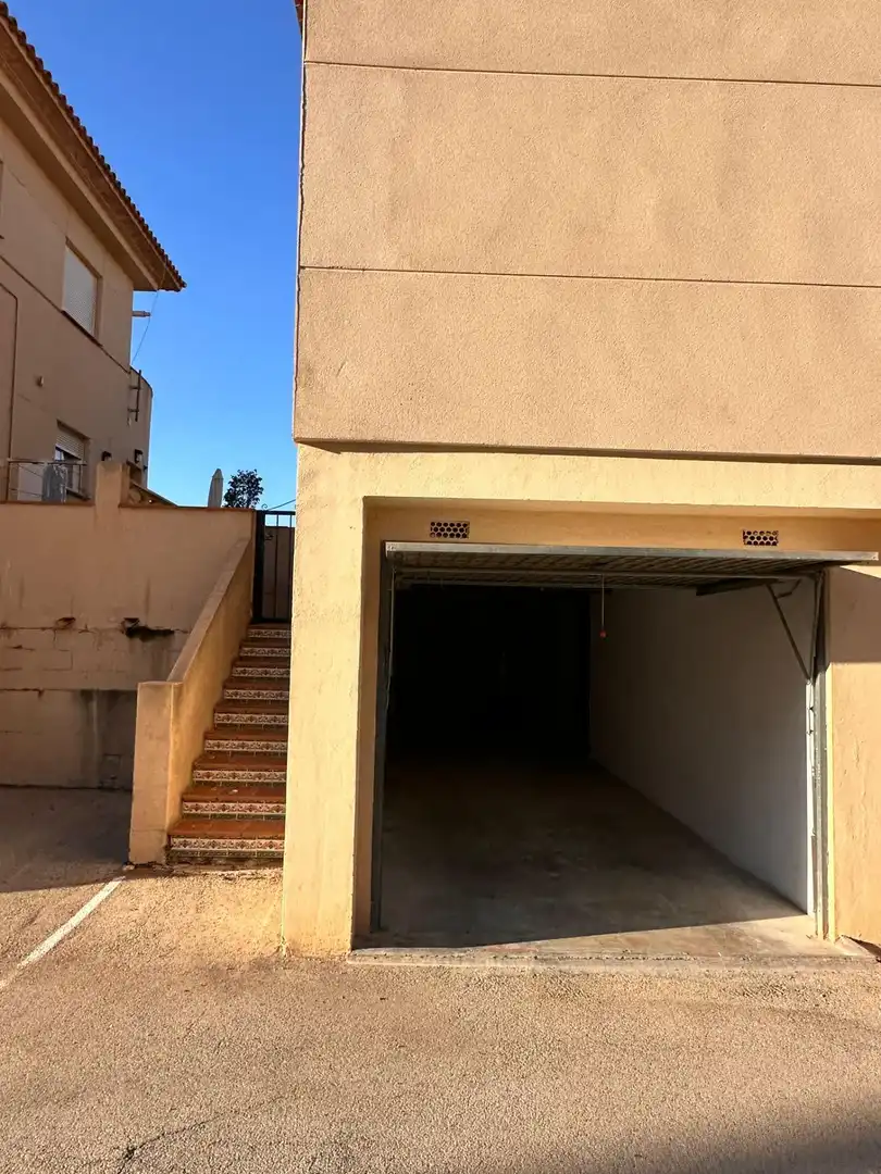Aparcament de Casa adosada en venda en La Nucia amb Jardí privat, Terrassa i Traster