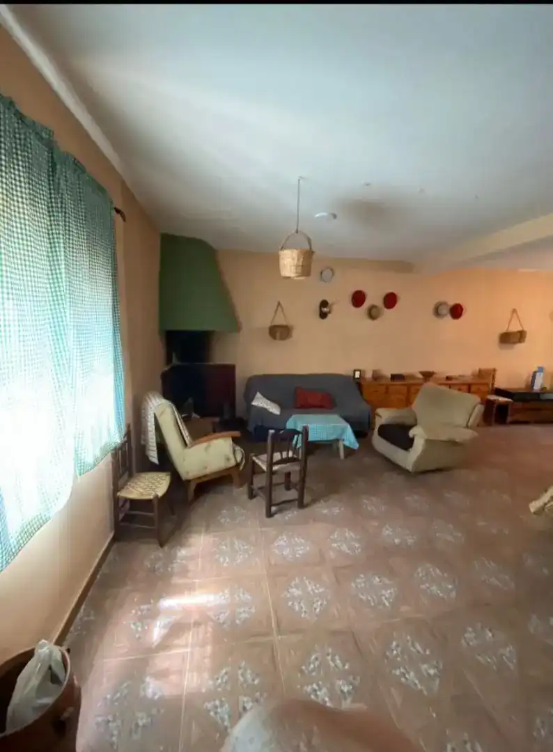 Sala d'estar de Planta baixa en venda en Segura de la Sierra amb Traster i Moblat