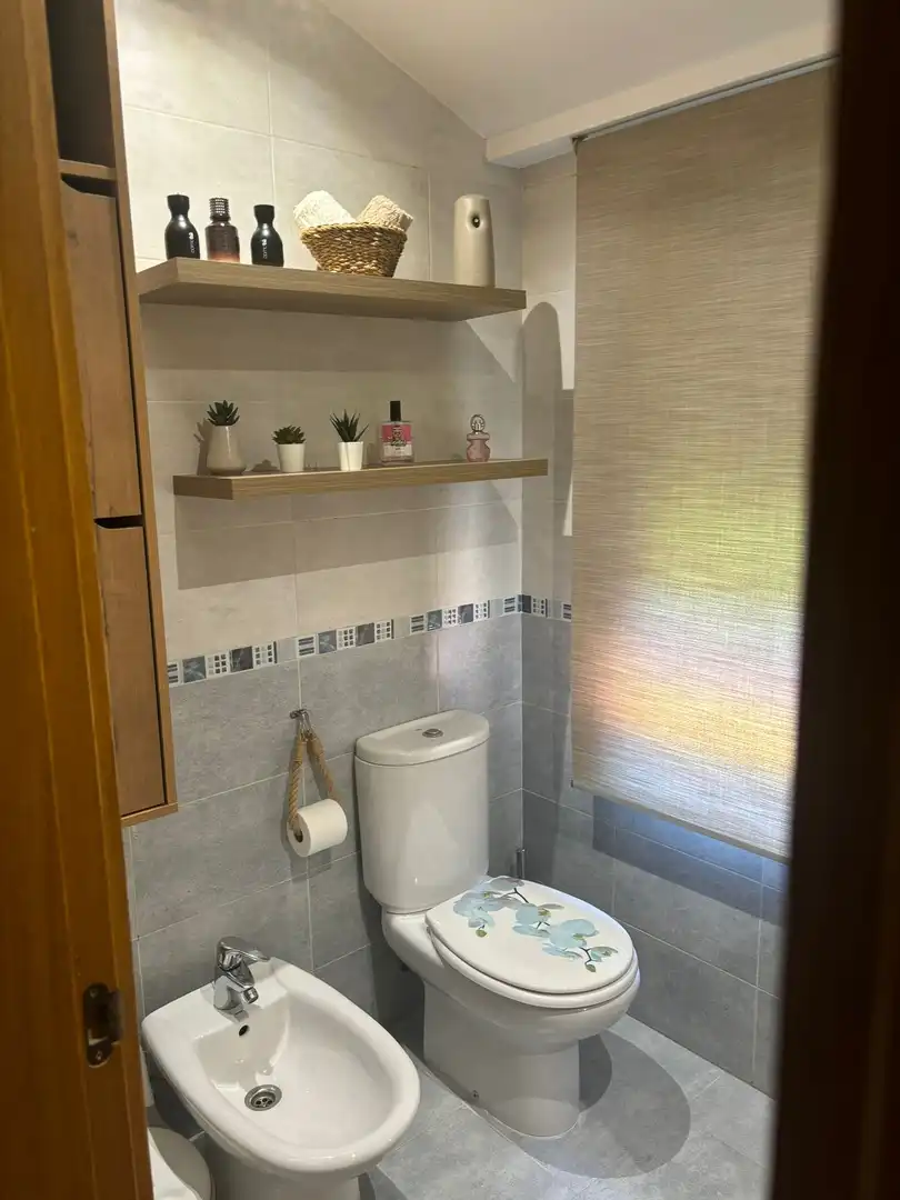 Badezimmer von Dachboden zum Verkauf in Castellanos de Moriscos mit Heizung und Möbliert