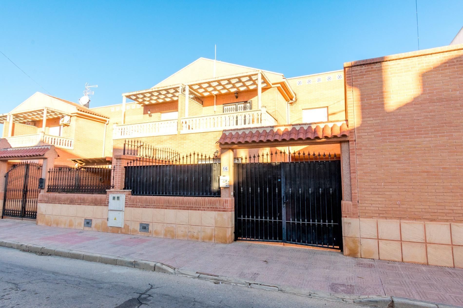 House or chalet for sale in  22 DE MARZO DE 1993, 16, San Isidro