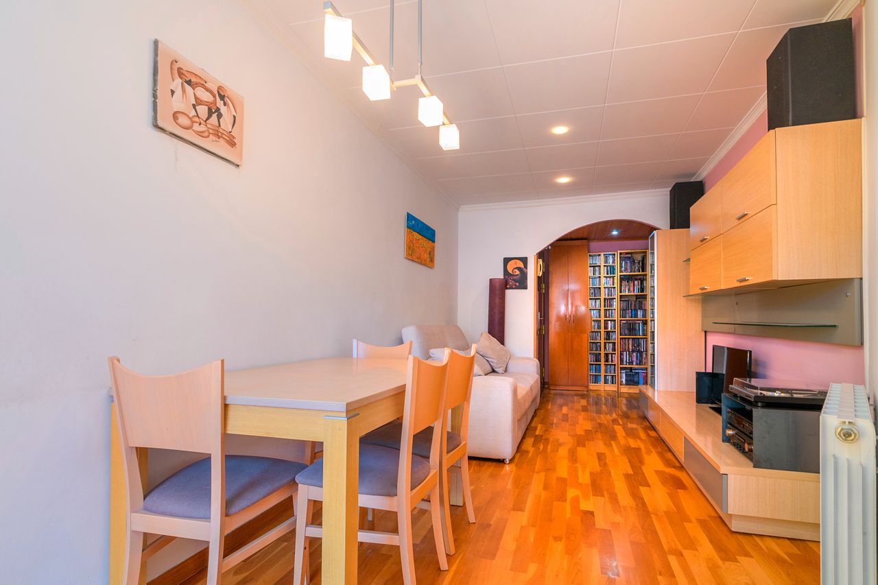 Sala d'estar de Pis en venda en Cornellà de Llobregat amb Aire condicionat, Calefacció i Parquet