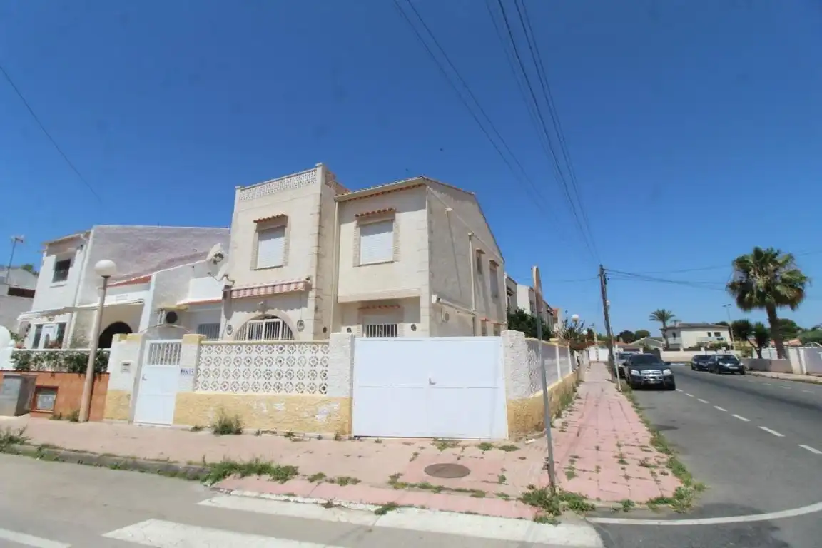 Vista exterior de Casa adosada en venta en Torrevieja con Aire acondicionado, Jardín privado y Terraza